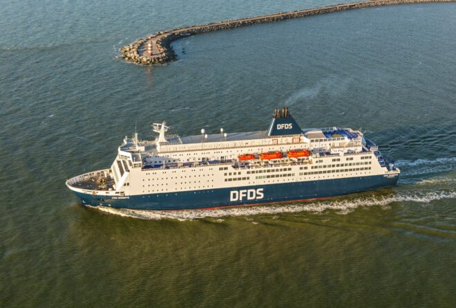 Ferry DFDS King Seaways vaart de haven van IJmuiden uit