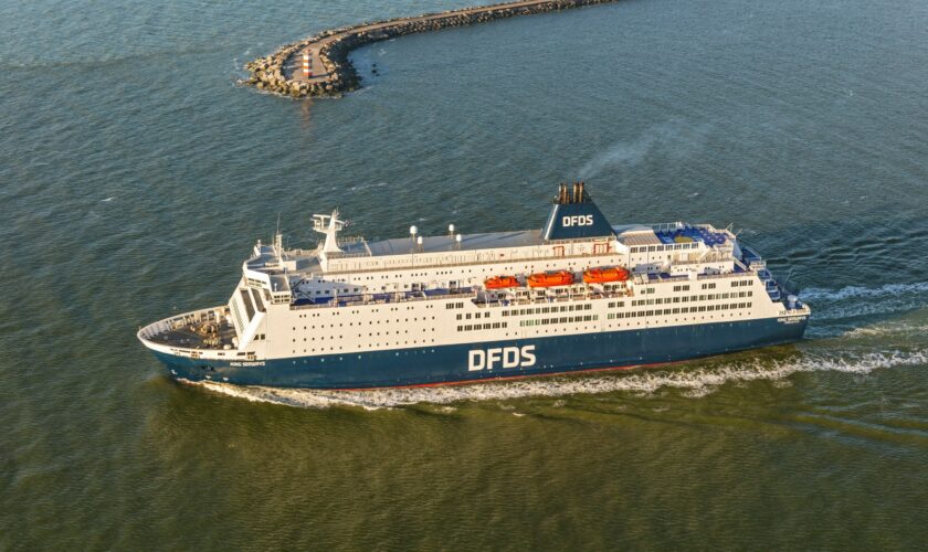 Ferry DFDS King Seaways vaart de haven van IJmuiden uit