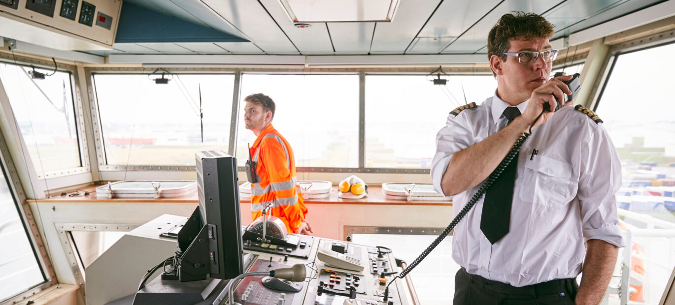 Kapitein op de brug van de P&O-ferry Pride of Hull