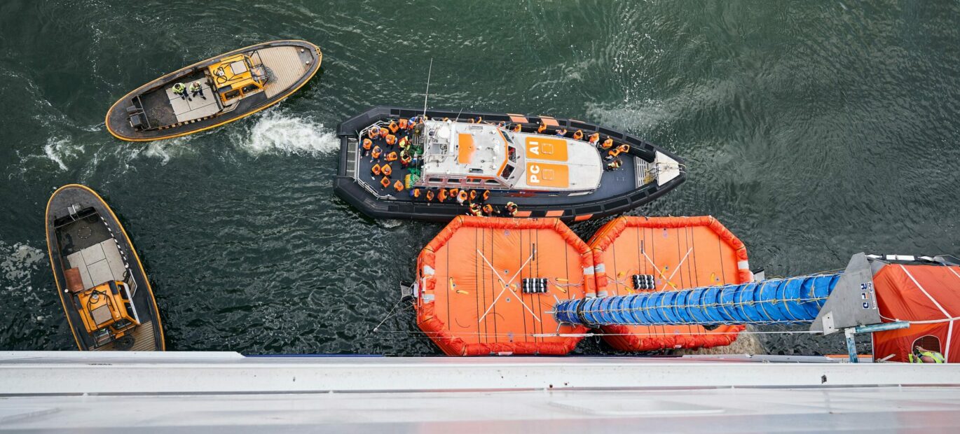 Reddingboot bij het evacuatiesysteem van de P&O-ferry tijdens LIVEX 2019
