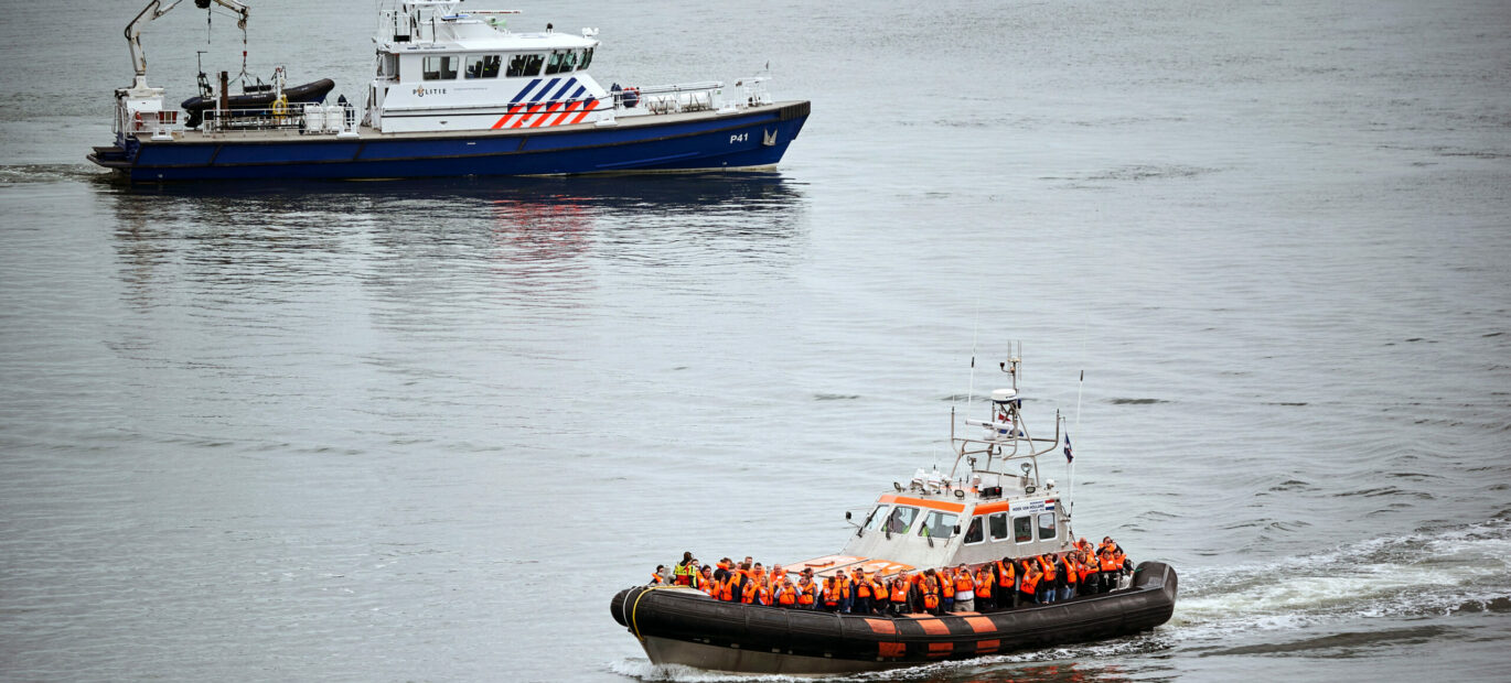 Figuranten aan boord van reddingboot tijdens LIVEX 2019