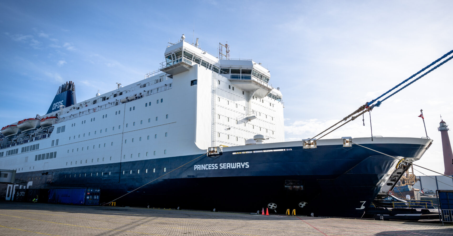 DFDS-ferry Princess Seaways aan de kade in IJmuiden