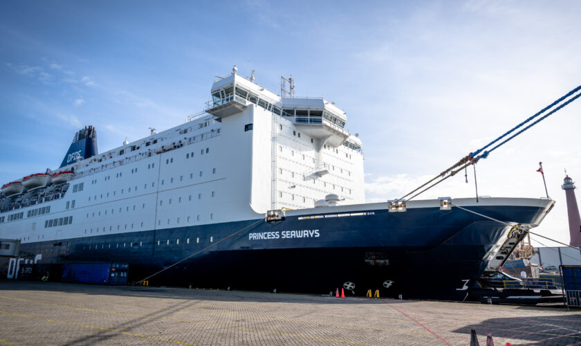 DFDS-ferry Princess Seaways aan de kade in IJmuiden
