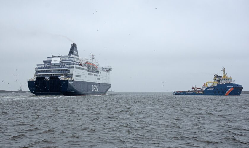DFDS-ferry Princess Seaways en noodhulpsleper Guardian