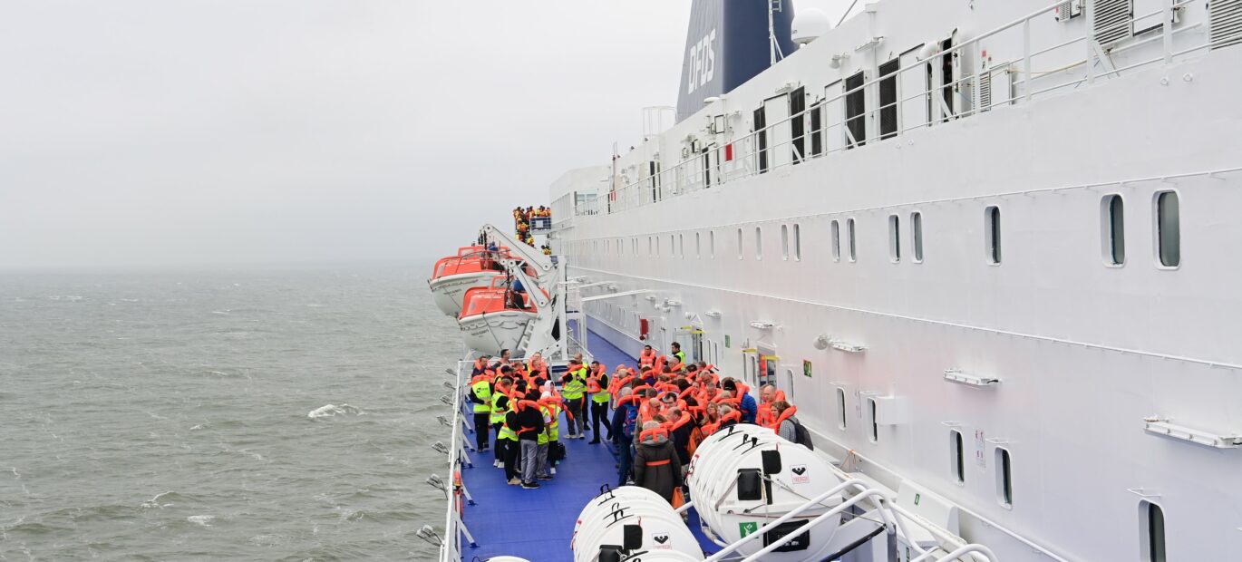Evacuees verzameld op dek DFDS-ferry tijdens oefening LIVEX
