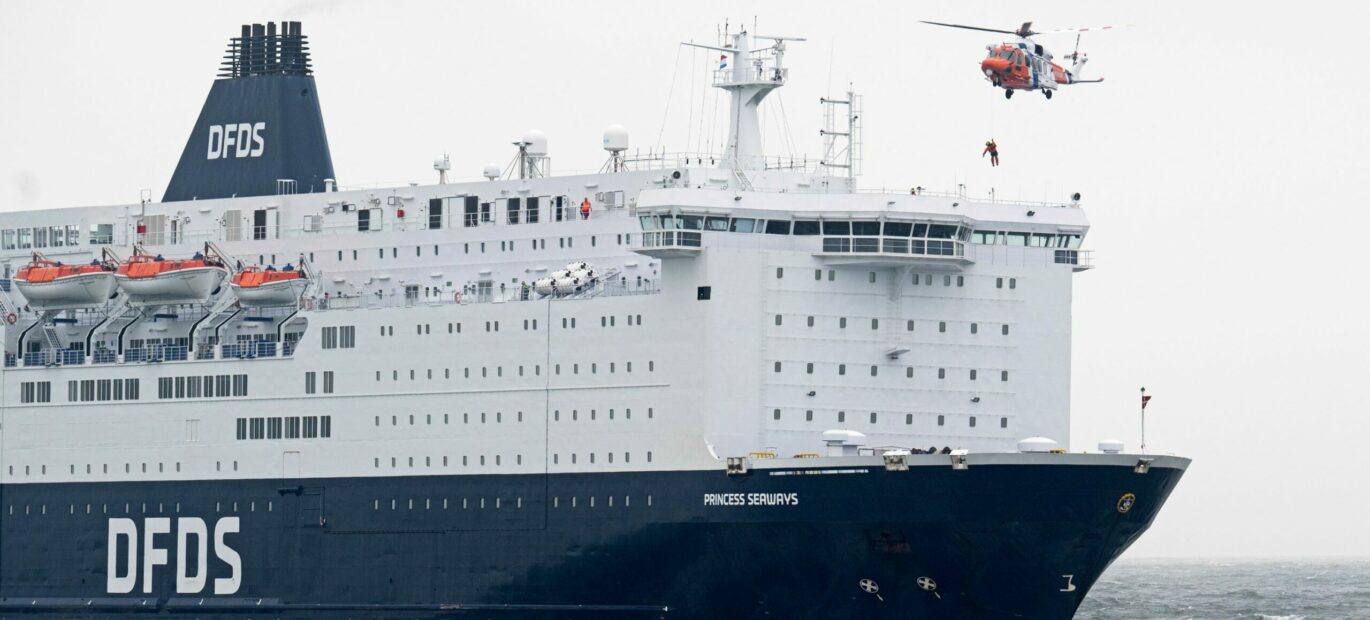 Persoon aan boord ferry gezet