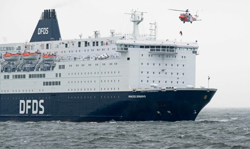 Persoon aan boord ferry gezet